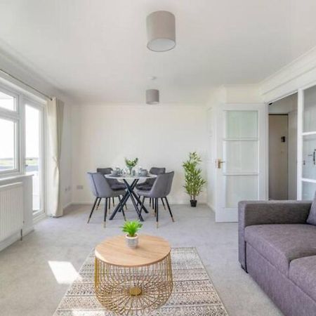 Large Sea View 2 Bedroom Sleeps 6 - Free Parking 본머스 외부 사진