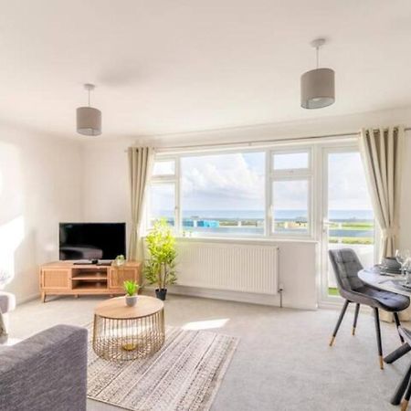 Large Sea View 2 Bedroom Sleeps 6 - Free Parking 본머스 외부 사진
