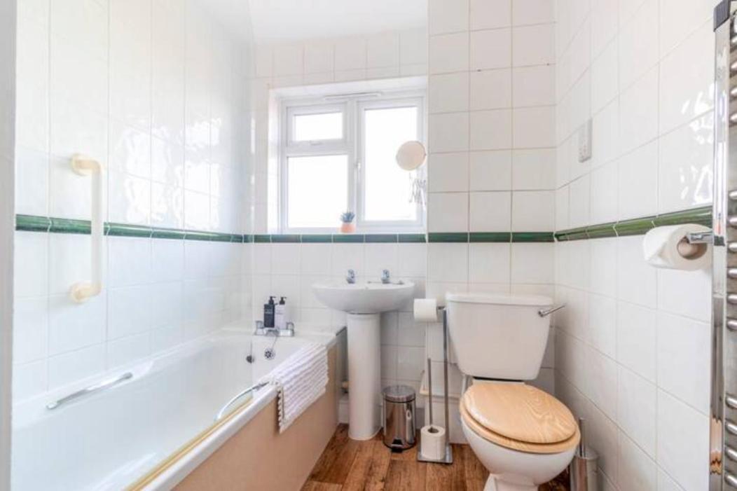 Large Sea View 2 Bedroom Sleeps 6 - Free Parking 본머스 외부 사진