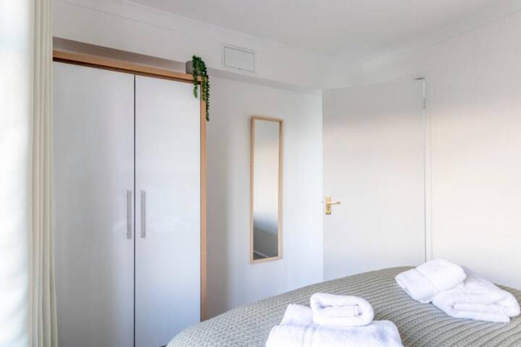 Large Sea View 2 Bedroom Sleeps 6 - Free Parking 본머스 외부 사진