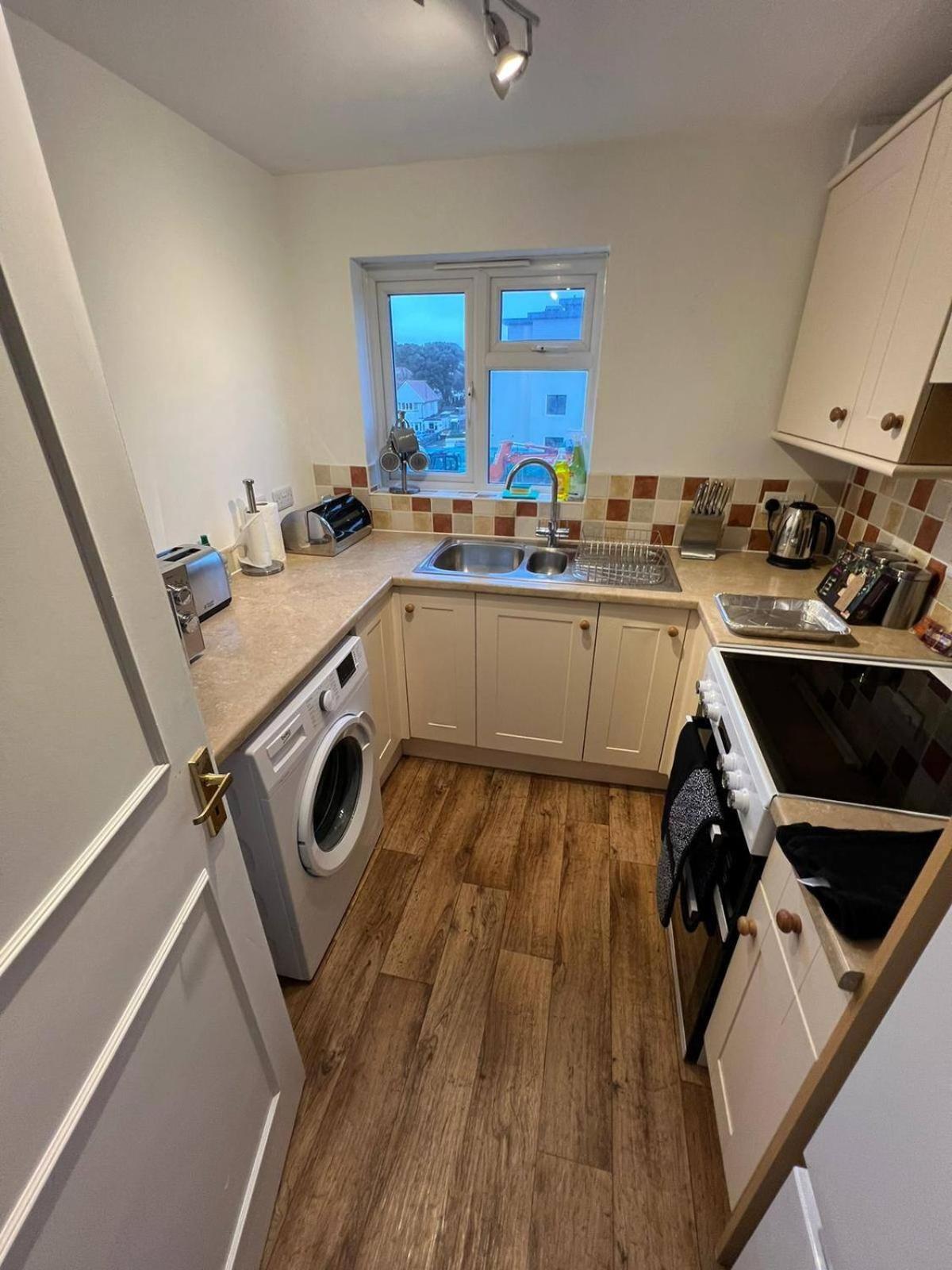 Large Sea View 2 Bedroom Sleeps 6 - Free Parking 본머스 외부 사진